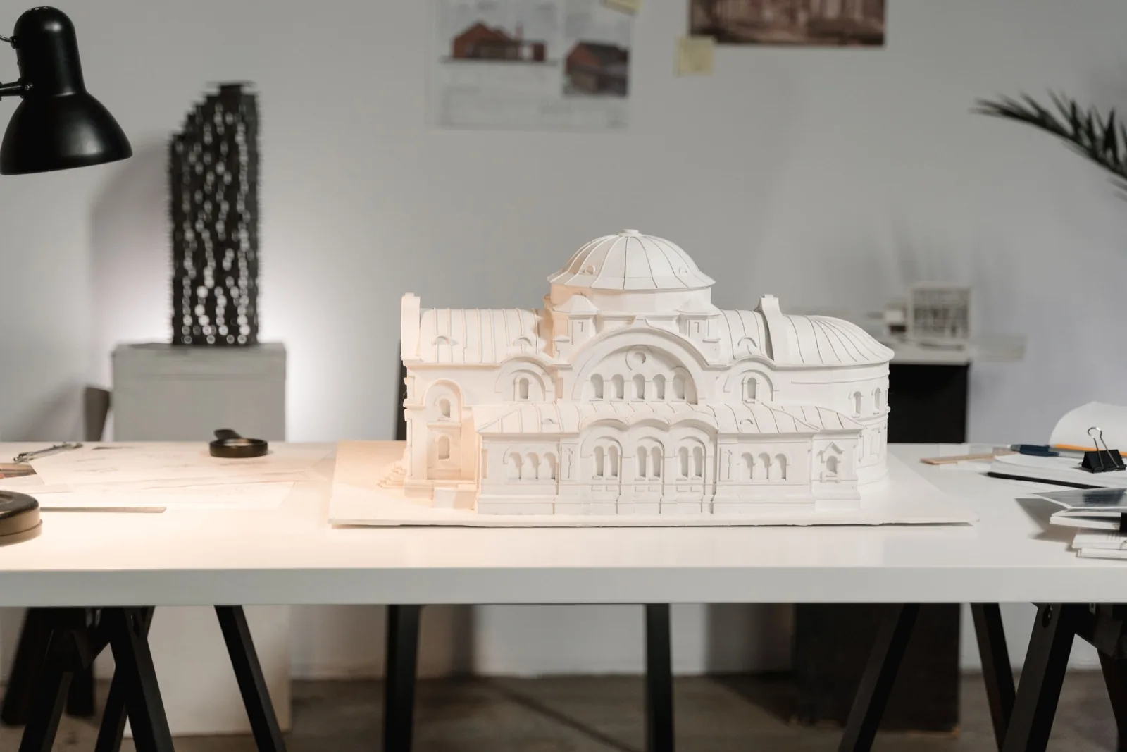 Card model of the pavilion on a desk